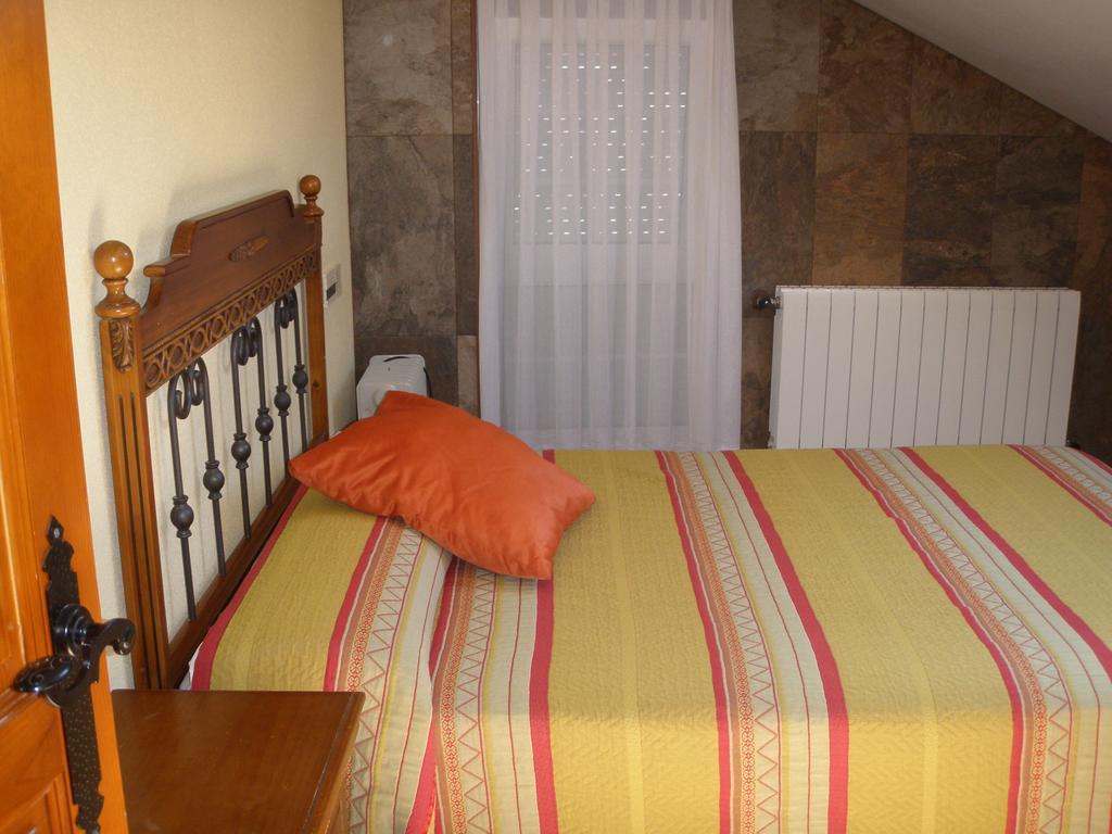 Hostal Pineda Cervera De Pisuerga Quarto foto