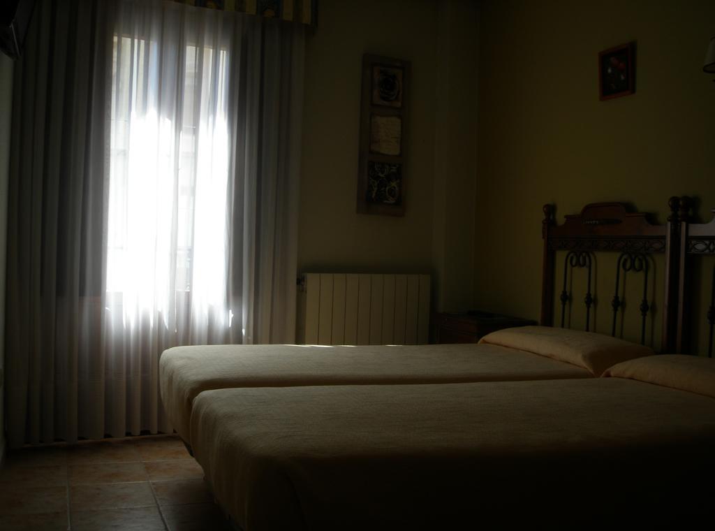 Hostal Pineda Cervera De Pisuerga Quarto foto